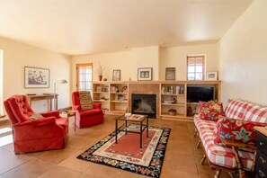 Televisión, chimenea y libros 