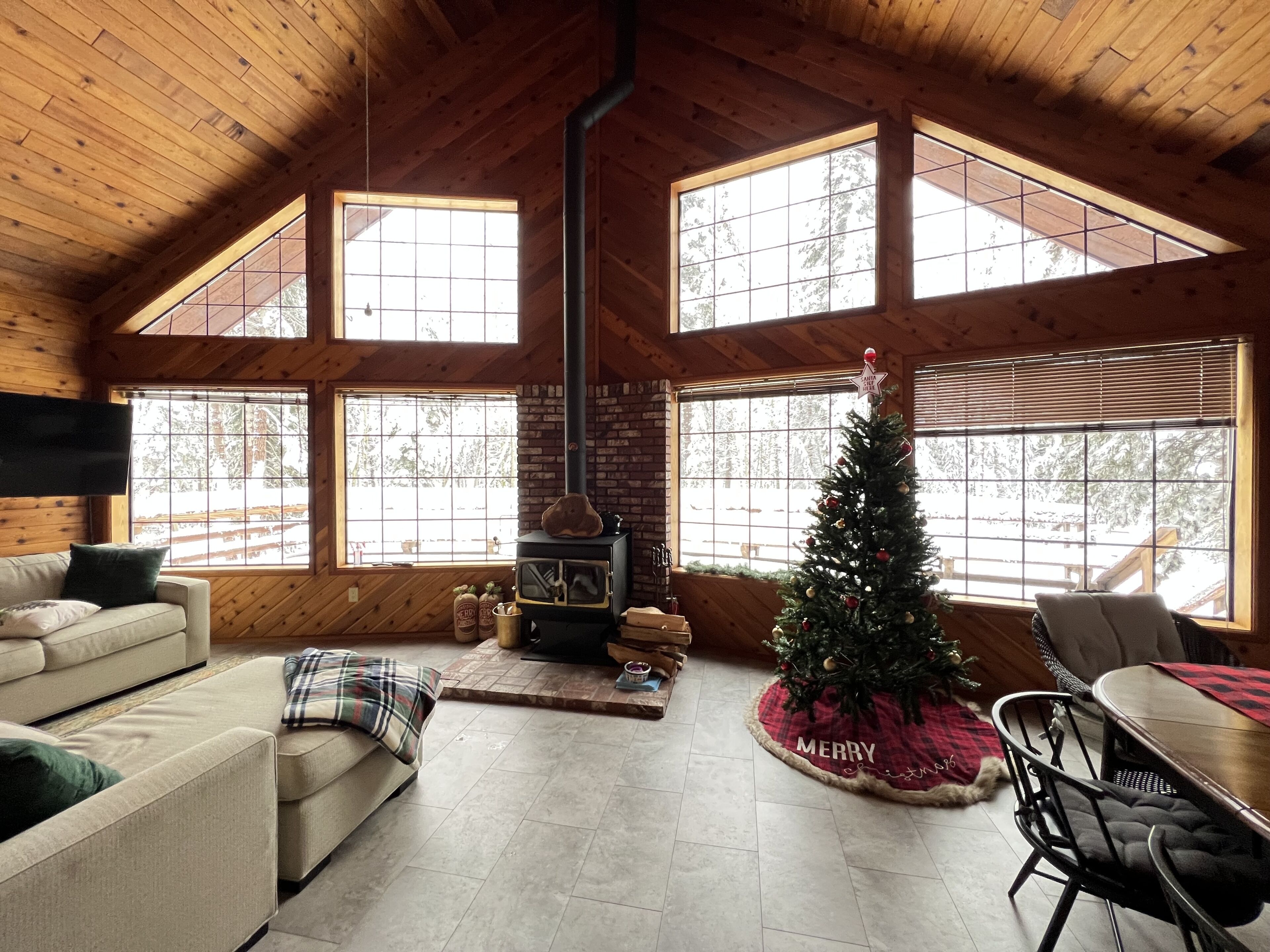 Smart TV, chimenea, estéreo