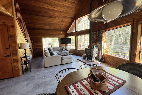 Smart-tv, een open haard en een stereo