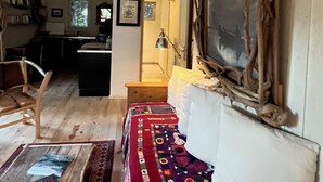 Books - A comfortable cabin in a quiet, natural setting, with air conditioning and a fan; swimming pool (Fontvieille)