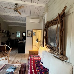 Books - A comfortable cabin in a quiet, natural setting, with air conditioning and a fan; swimming pool (Fontvieille)