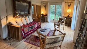 Books - A comfortable cabin in a quiet, natural setting, with air conditioning and a fan; swimming pool (Fontvieille)