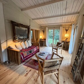 Books - A comfortable cabin in a quiet, natural setting, with air conditioning and a fan; swimming pool (Fontvieille)