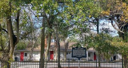 The Van Zant House Studio (Skynyrd)|Queen}Futon|Full Kitchen