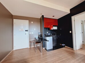 Apartamento básico | Cozinha privada | Frigobar, micro-ondas, cooktop, torradeira