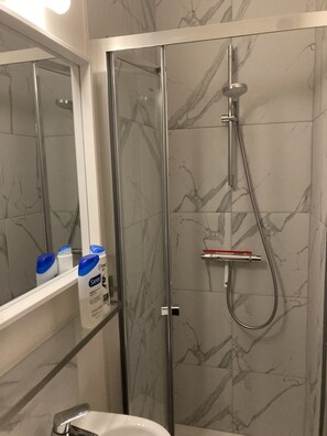 Apartemen | Kamar mandi | Shower dan handuk
