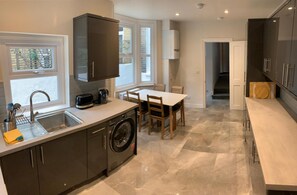 Apartment | Private kitchen | Fridge, microwave, stovetop, electric kettle - The Embassy View Rooms (London)