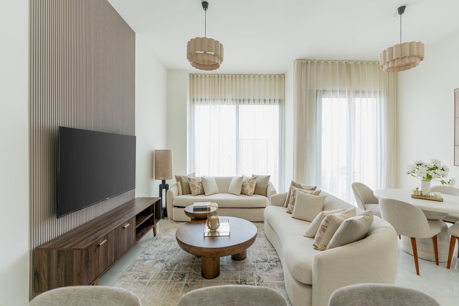 Gallery resortwoning | Woonruimte | Een 55-inch smart-tv met kabelzenders, televisie en Netflix