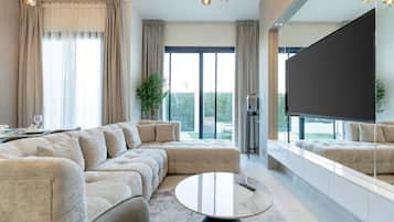 Grand resortwoning | Woonruimte | Een 55-inch smart-tv met kabelzenders, televisie en Netflix