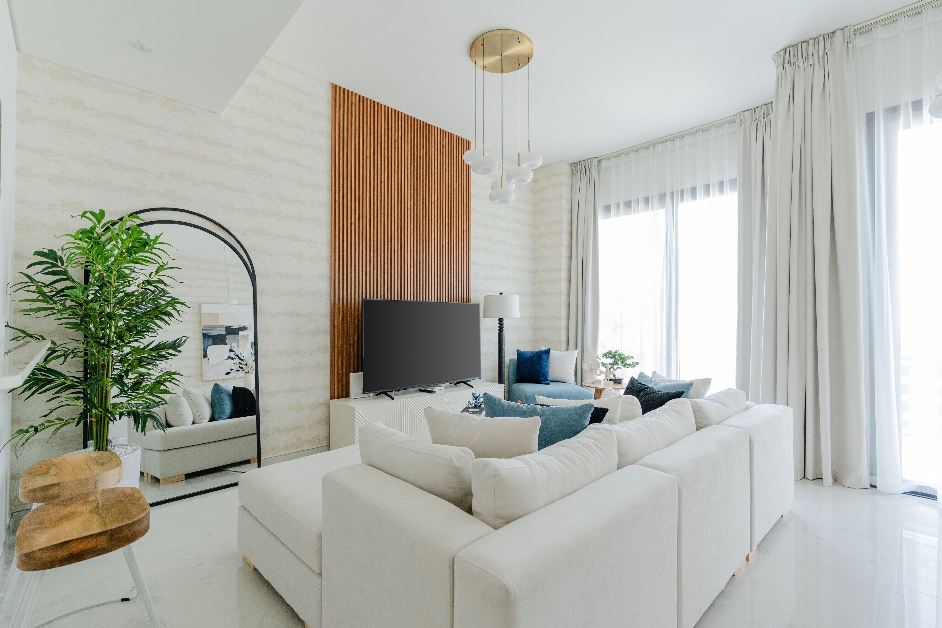 Townhome för familj | Vardagsrum | 55-tums smart-tv med kabelkanaler, tv och Netflix