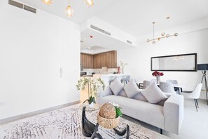 Residenza Superior | Area soggiorno | Smart TV 55 pollici con canali via cavo, TV, Netflix