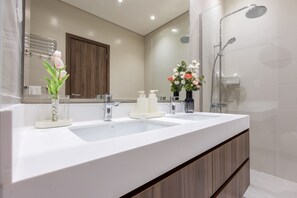 Luxury Townhome | Bathroom | Shower, rainfall showerhead, hair dryer, towels - Nasma Luxury Stays- Ras Al Khaimah (Ras Al Khaimah)