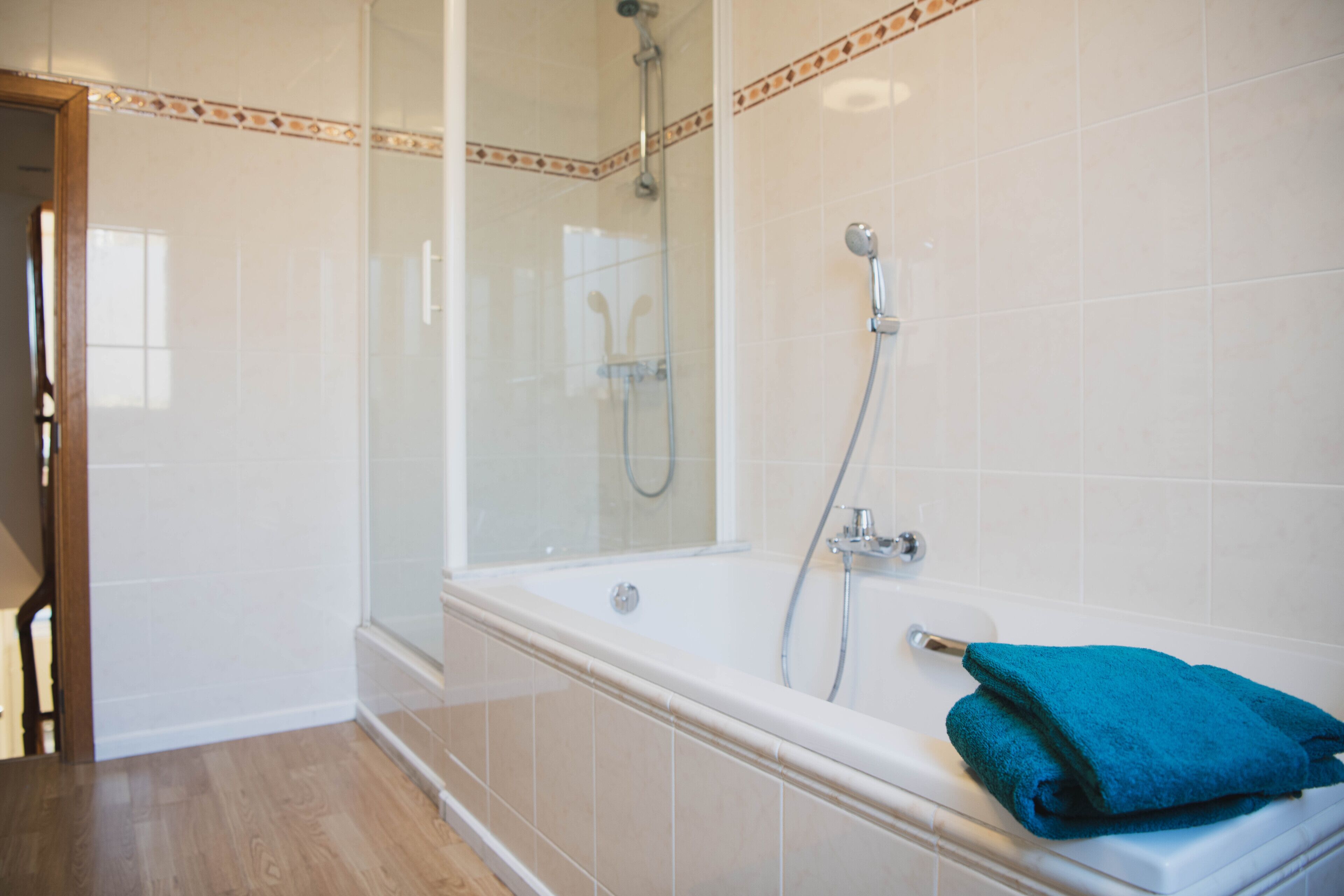 Douche, serviettes fournies, papier toilette