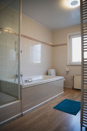 Een douche, handdoeken, toiletpapier