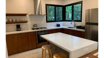 Refrigerador, horno, cafetera y tetera y tostadora