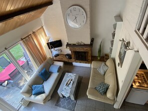 TV, fireplace, ping pong, books