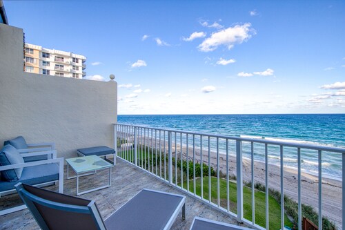 Upscale oceanview home with private beach access & pool - dogs welcomed