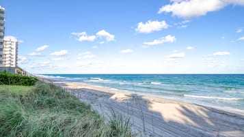 På stranden
