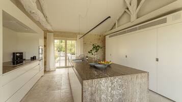 Een koelkast, een microgolfoven, een oven, een kookplaat