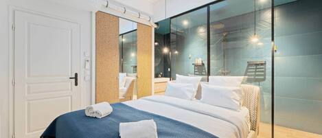 4 bedrooms, desk, iron/ironing board, free WiFi