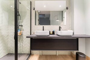 Douche, sèche-cheveux, shampoing, papier toilette