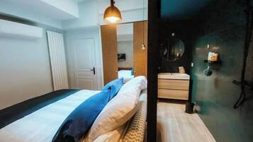 4 slaapkamers, een bureau, een strijkplank/strijkijzer, reisbedje