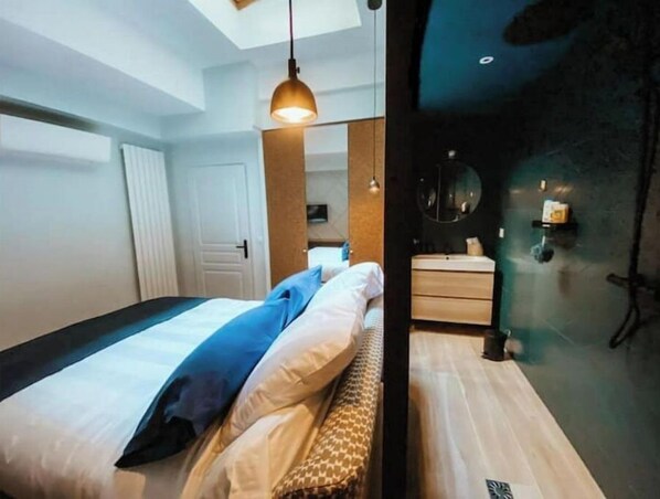 4 chambres, bureau, fer et planche à repasser, lit parapluie