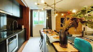 Réfrigérateur, micro-ondes, four, plaque de cuisson