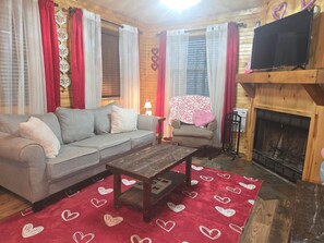 Smart-TV, peis, DVD-spiller og bøker