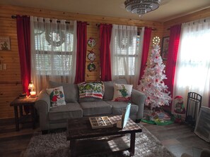 Smart TV, fireplace, DVD player, books - Romantic Treehouse/ 20 minutes from Helen (Hiawassee)