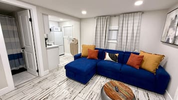 Smart TV, chimenea y biblioteca musical