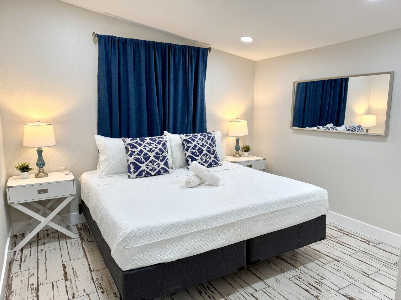 1 chambre, bureau, fer et planche à repasser, lit parapluie