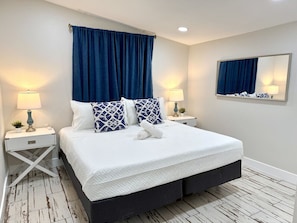 1 soverom, skrivebord, strykejern/-brett og reiseseng for barn