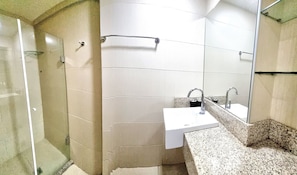 Comfort appartement | Badkamer | Een douche, handdoeken, toiletpapier