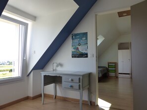 3 bedrooms, free WiFi, bed sheets, wheelchair access - Quiet villa with sea view (Treffiagat)