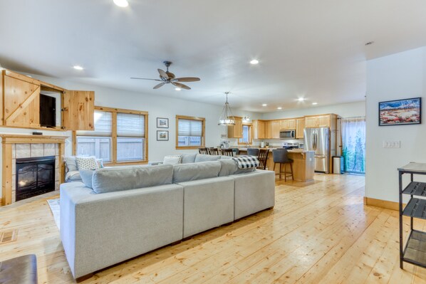 TV, fireplace, DVD player, books