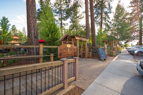 Spacious townhome with fireplace, covered porch, grill, & washer/dryer