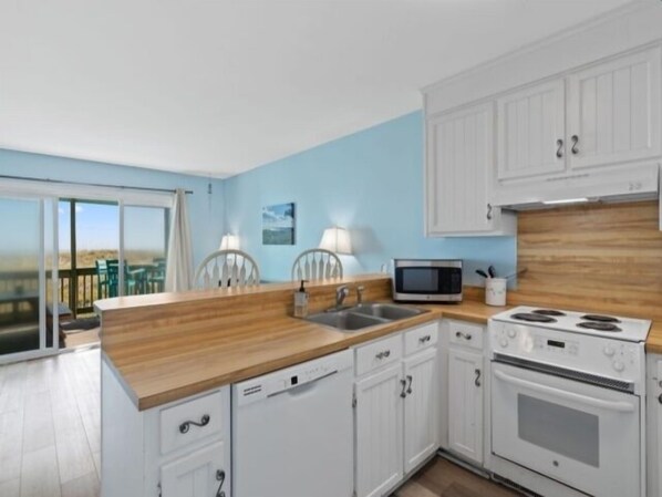 Condo, 2 habitaciones | Cocina privada | Refrigerador, horno, cafetera y tetera y tostadora 