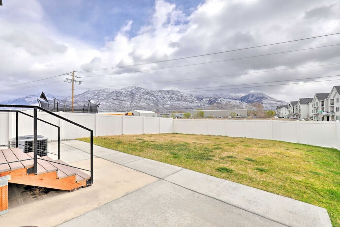 FALL SPECIAL! Large Fenced Yard & Mtn Views!
