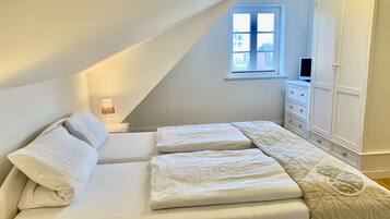 2 bedrooms, iron/ironing board, travel cot, free WiFi