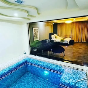 Una piscina cubierta