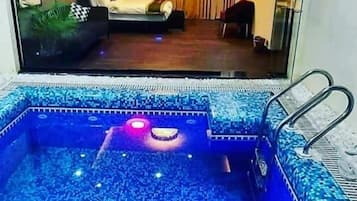 Kolam renang indoor
