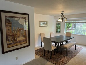 Dining - quite and private near trails and downtown (Edmonds)