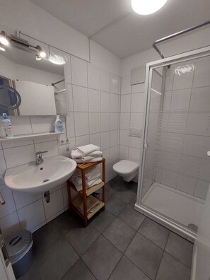 Dusj, hårføner, håndklær og såpe
