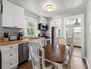 Cottage, 2 Bedrooms | Dapur peribadi | Peti sejuk, ketuhar, pembancuh kopi/teh, pembakar roti