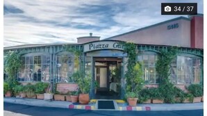 A building with a storefront labeled "Piazza Garden." - Luxury 2B 2B@ Catalina Foothills Resort - Tucson (Tucson)