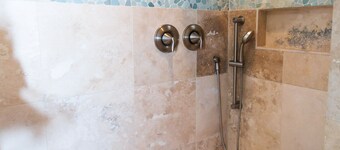 Island Getaway with Hot Tub Short Walking Distance to Village Pier-Dog Friendly