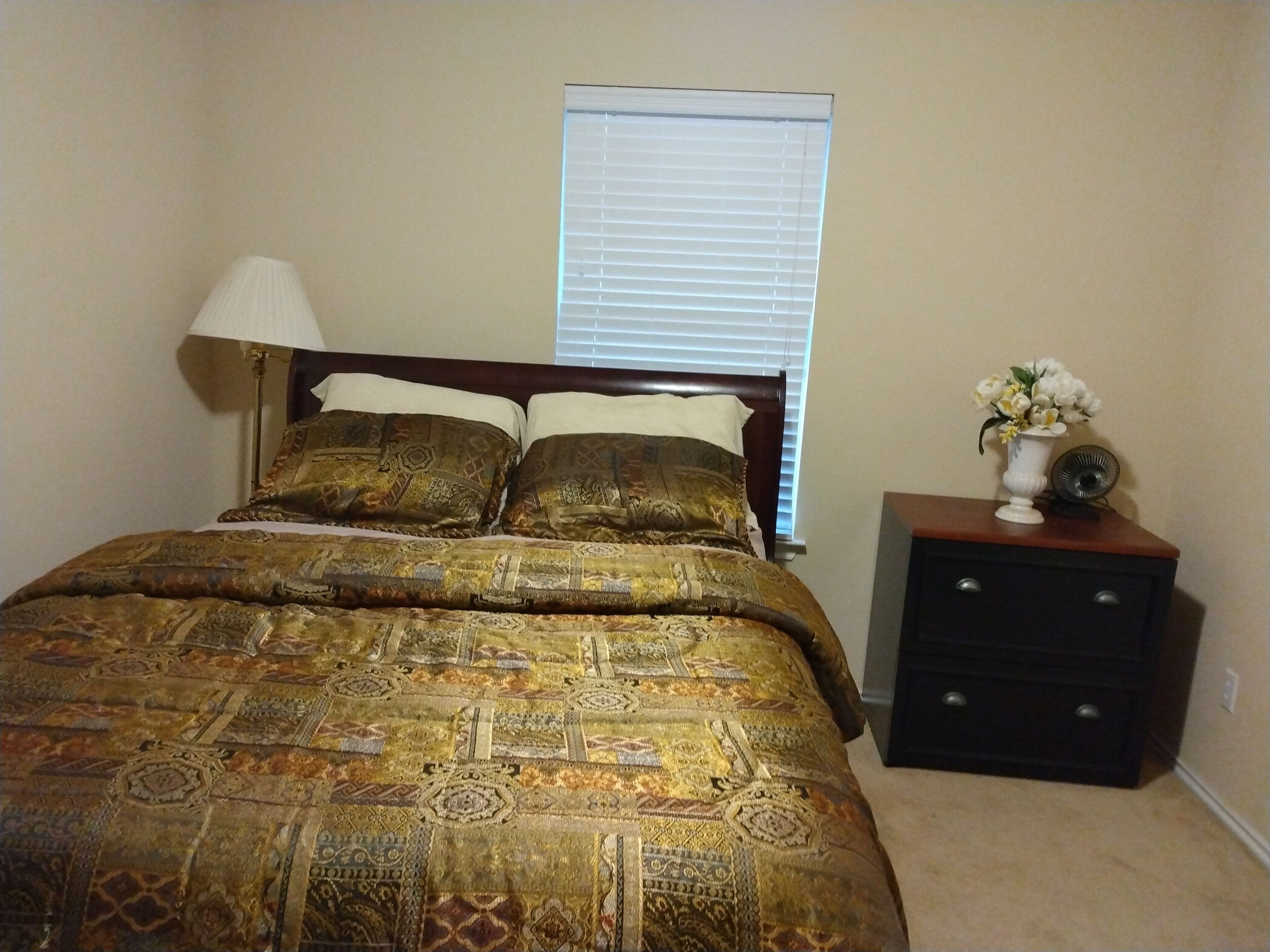 Private and comfortable hideaway room: upstairs fully decorated & self contain.