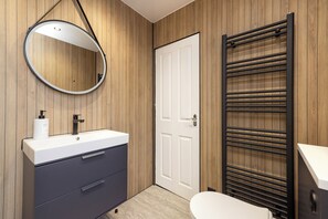 Shower, hair dryer, slippers, towels - Cosy town centre cottage (Peebles)