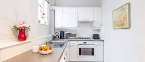 Réfrigérateur, four à micro-ondes, un four, surface de cuisson